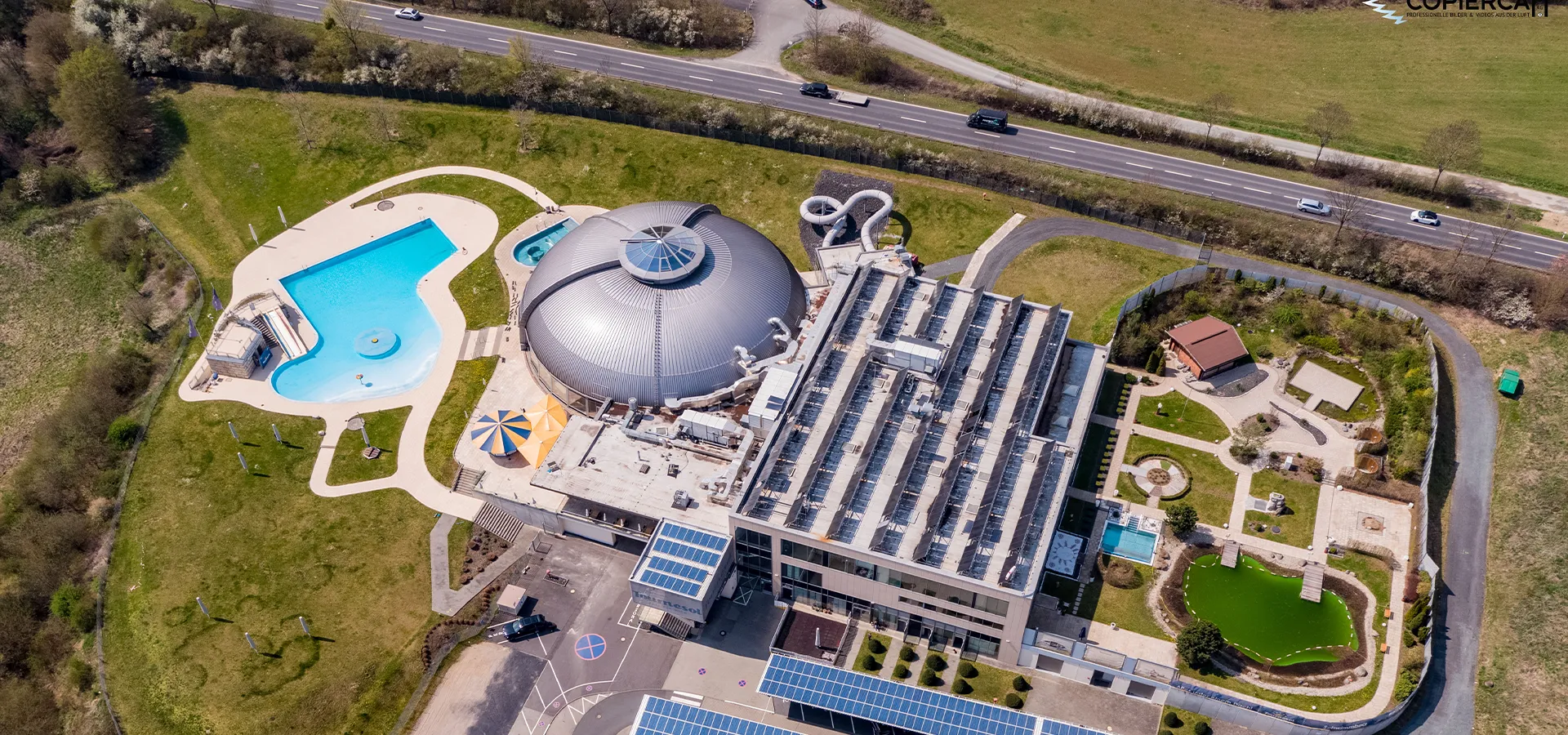 Luftaufnahme des Tournesol Idstein, mit Kuppeldach, Freibad und Saunabereich