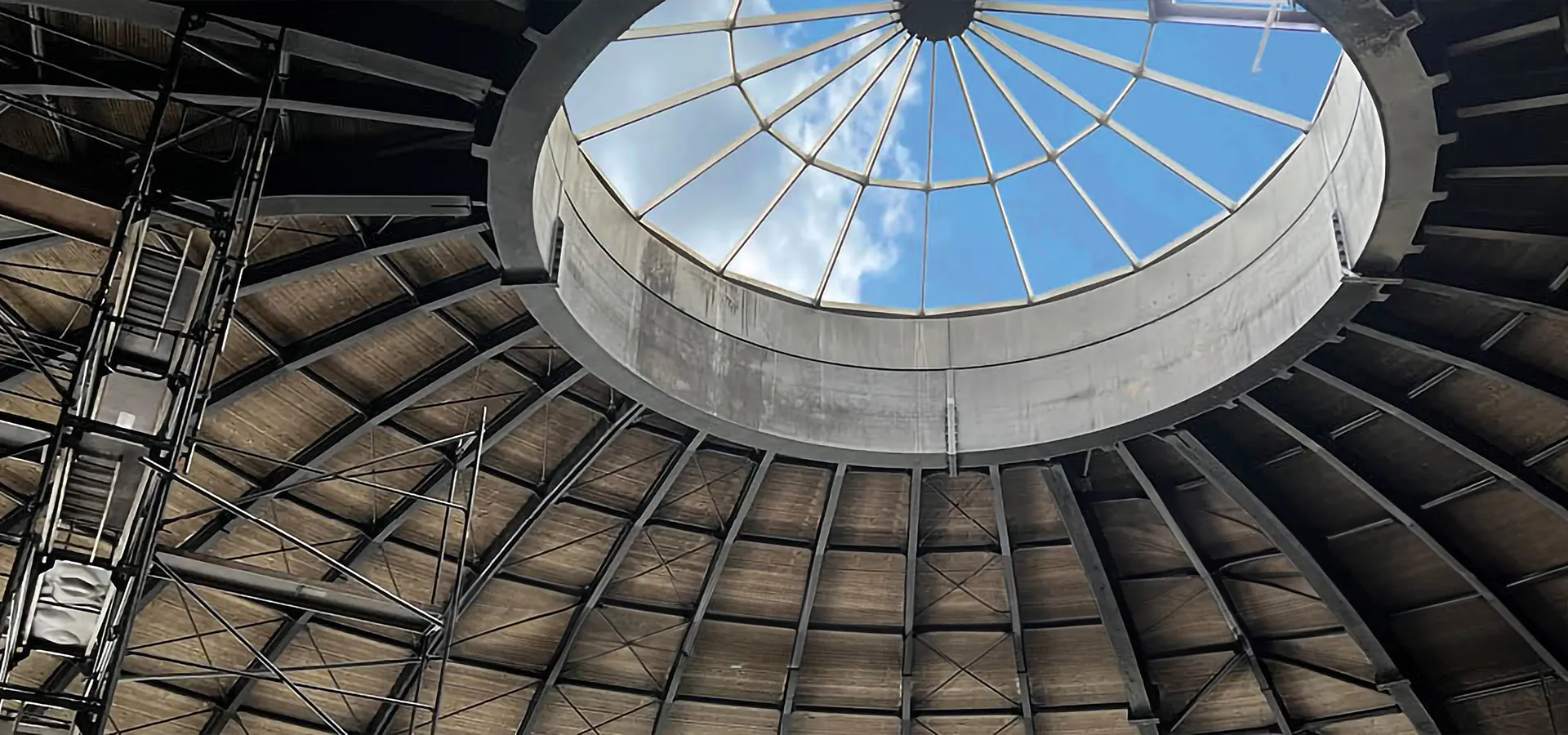 Blick nach oben durch das Fenster des Kuppeldachs