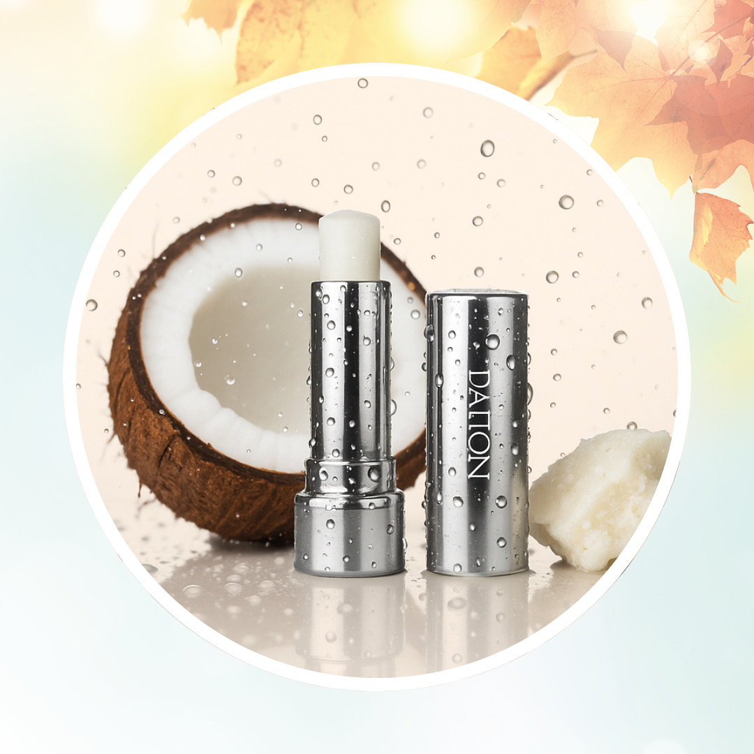 ein Lippenpflegestift steht vor einer halben Kokosnuss