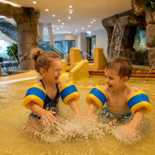 Zwei spielende Kinder im Wasser