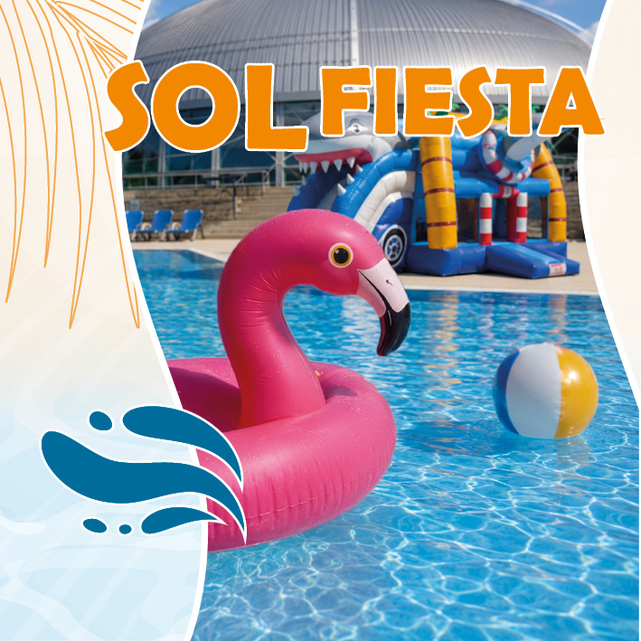 Flamingoschwimmring im Außenbecken und Hüpfburg am Beckenrand des Tournesol, im Hintergrund die Kuppel des Hallenbades